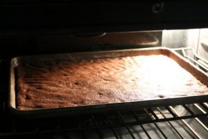 مرحله 4 کیک رولت شکلاتی