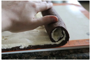 مرحله 6 کیک رولت شکلاتی
